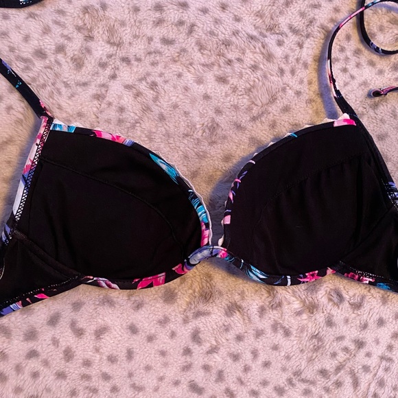 ✨3/$15✨ Floral Bikini Set - Picture 2 of 2